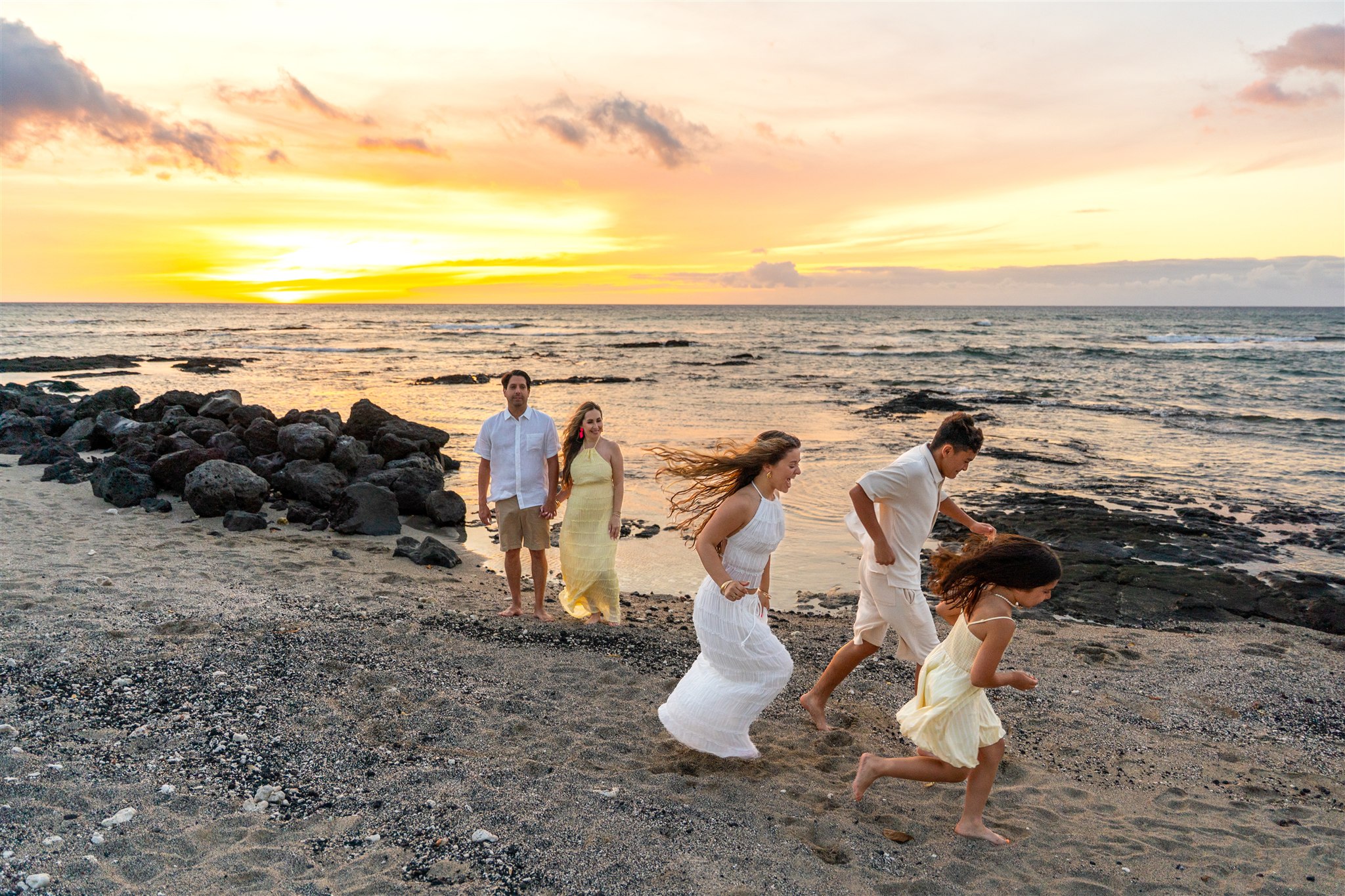 children running for hawaii family pictures at mauna lani hotel by big island family photographer