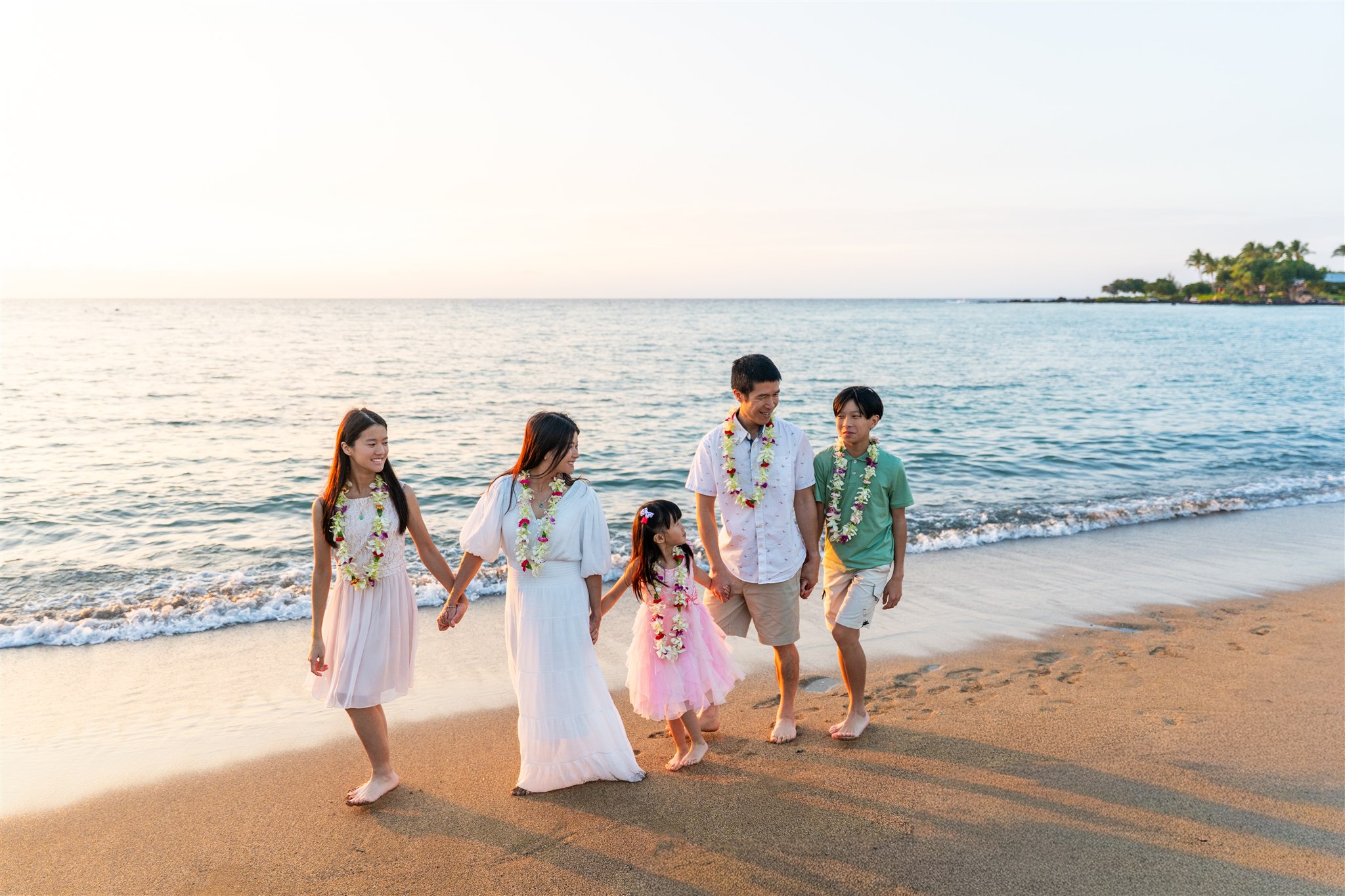hawaii family follow the leader pose by big island family photographer
