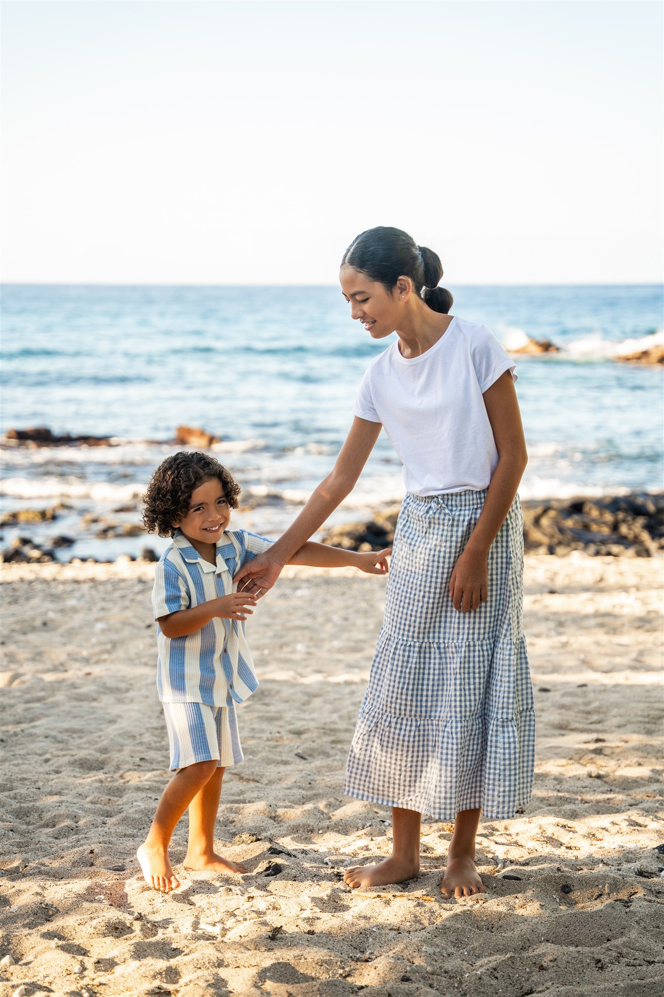 hawaii family photos with kids holding hands on the beach