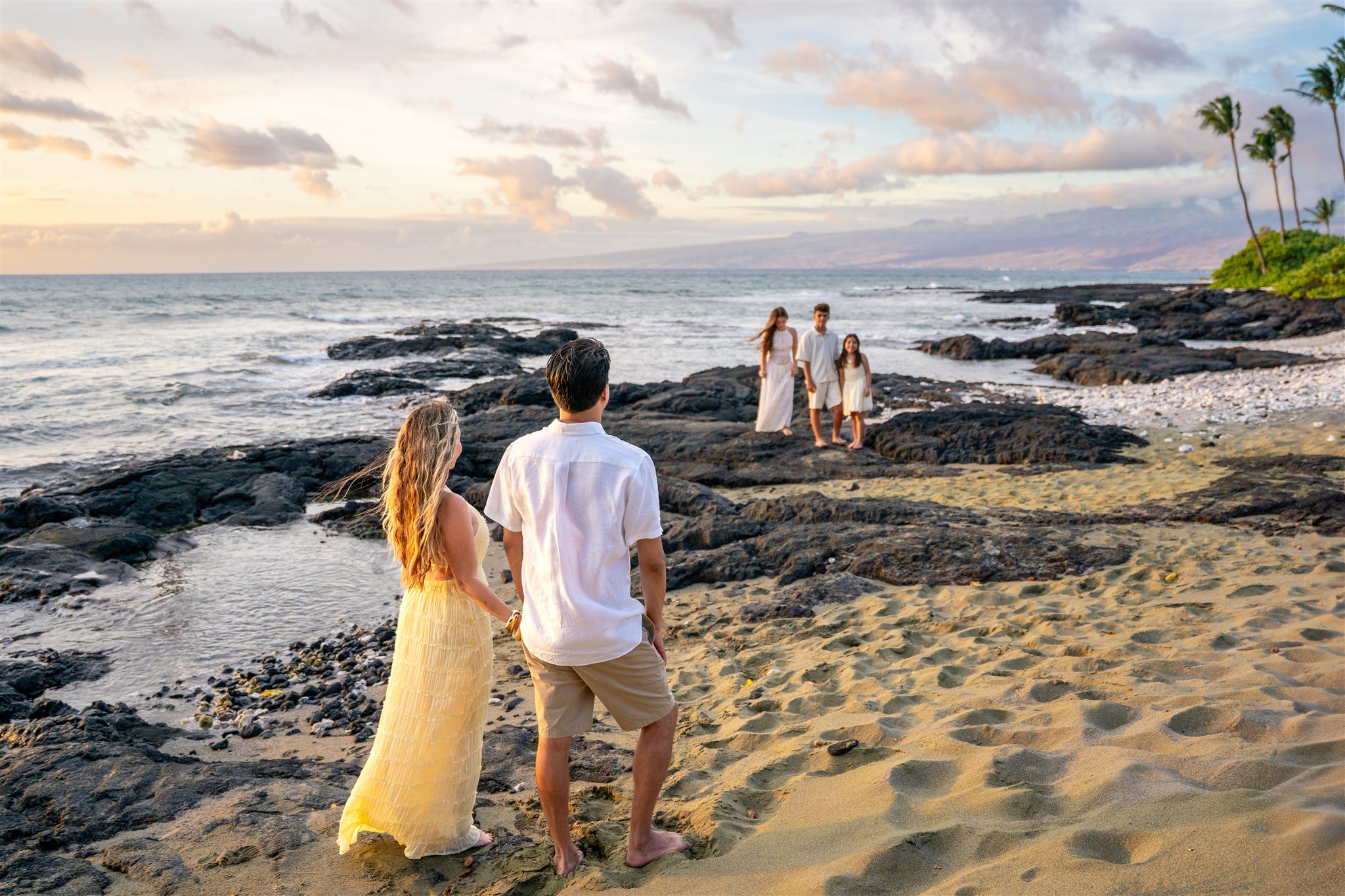 hawaii family photos with kids in the background