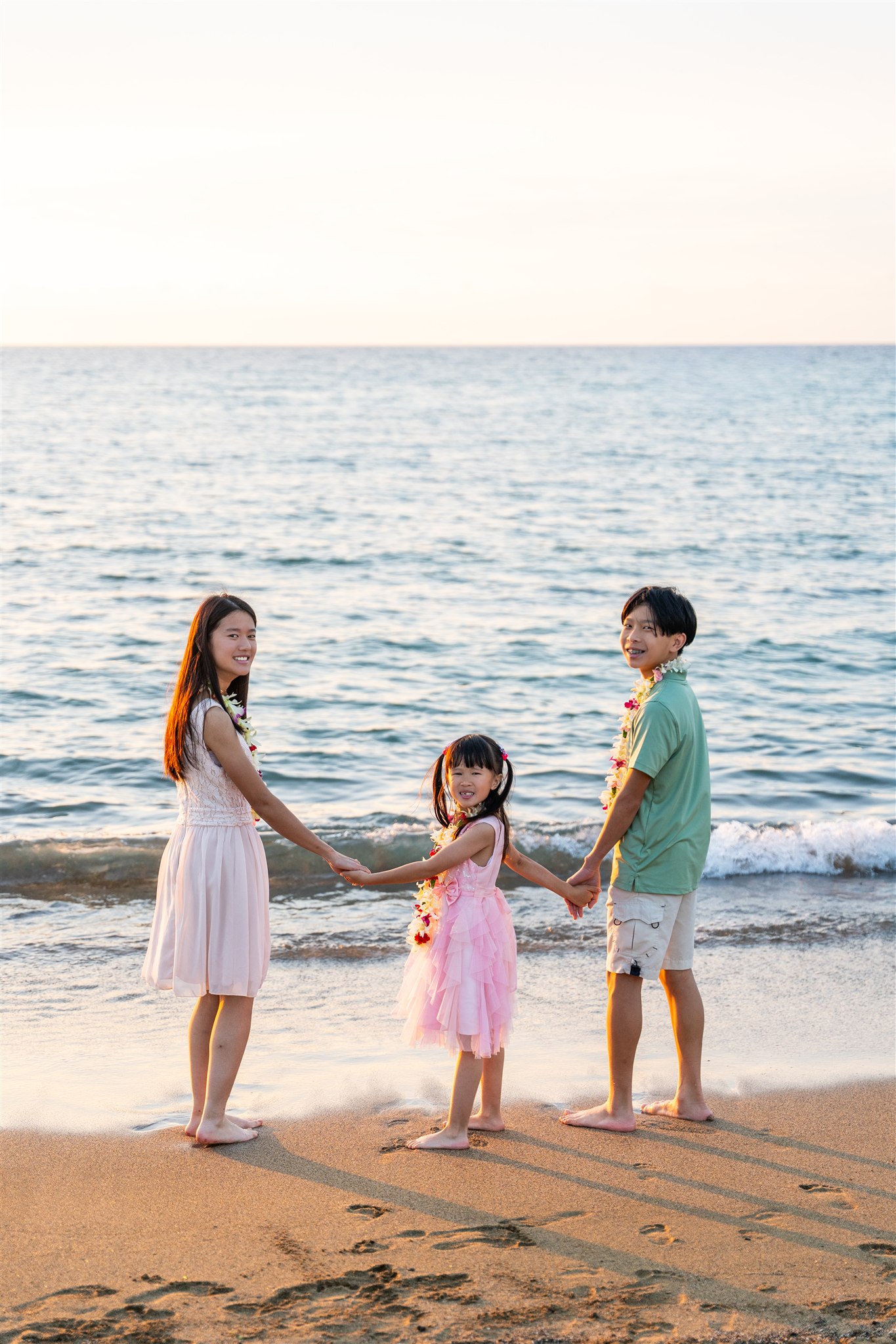 hawaii vacation family photos on the beach