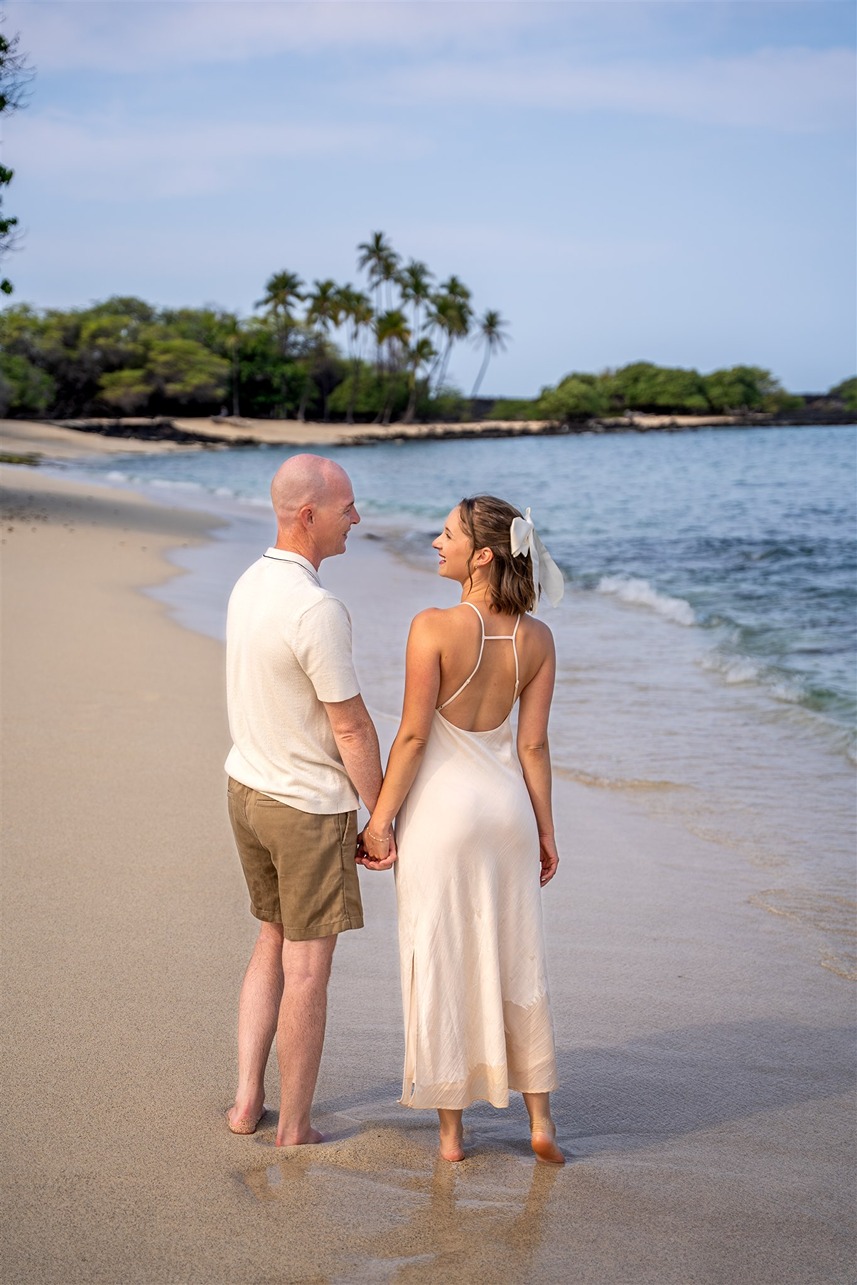 Hawaii couple photography of a couple on the beach