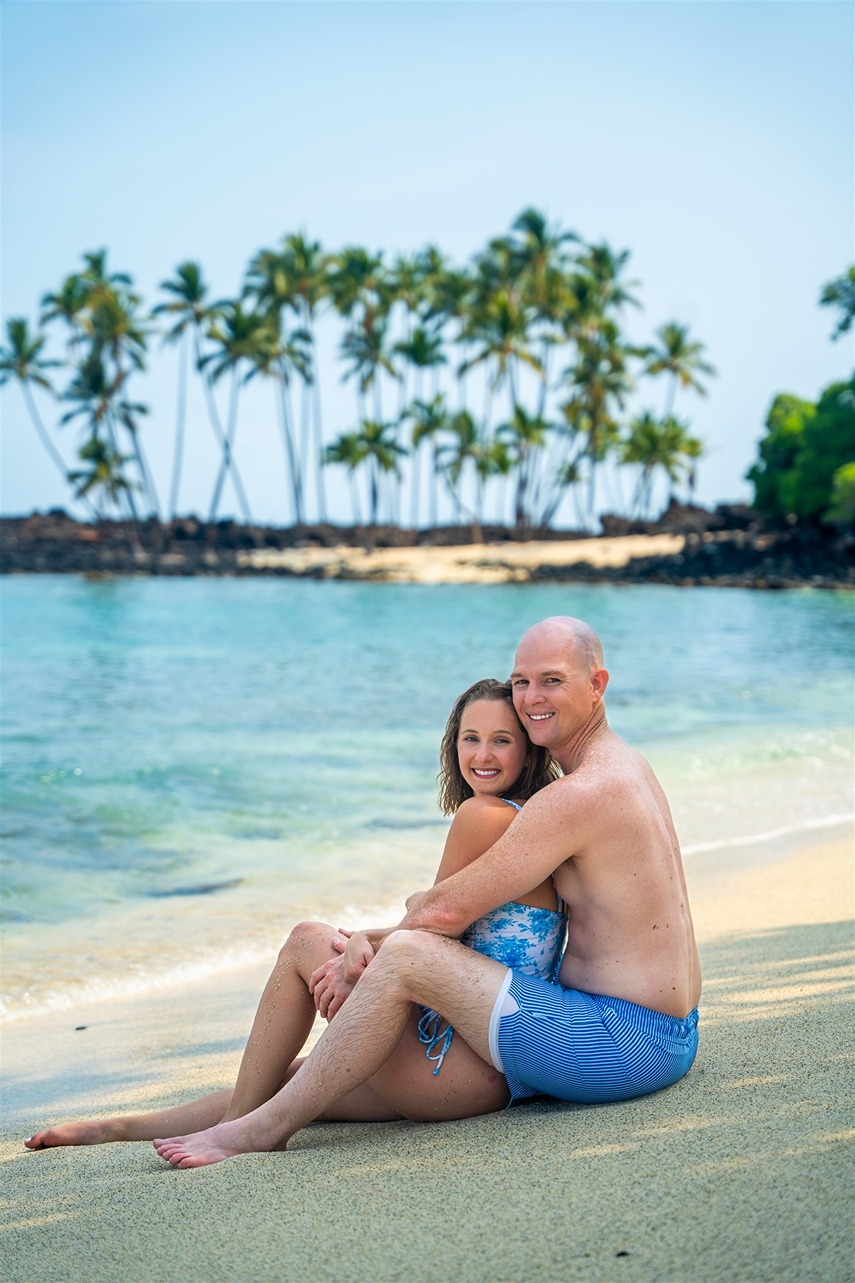Hawaii couple photography of the couple sitting on the beach