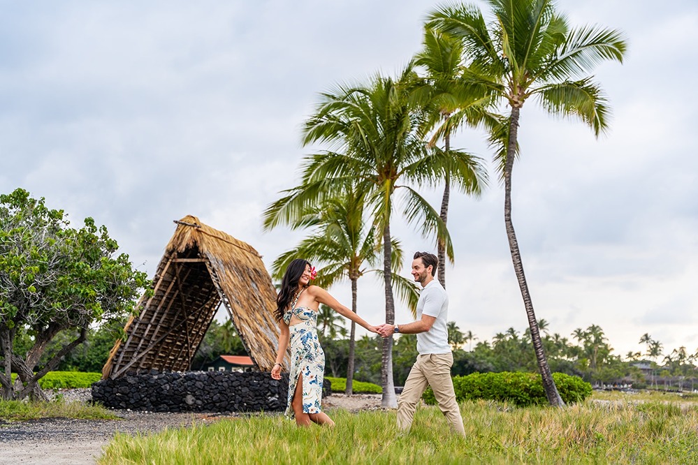 big island engagement pictures by the ocean