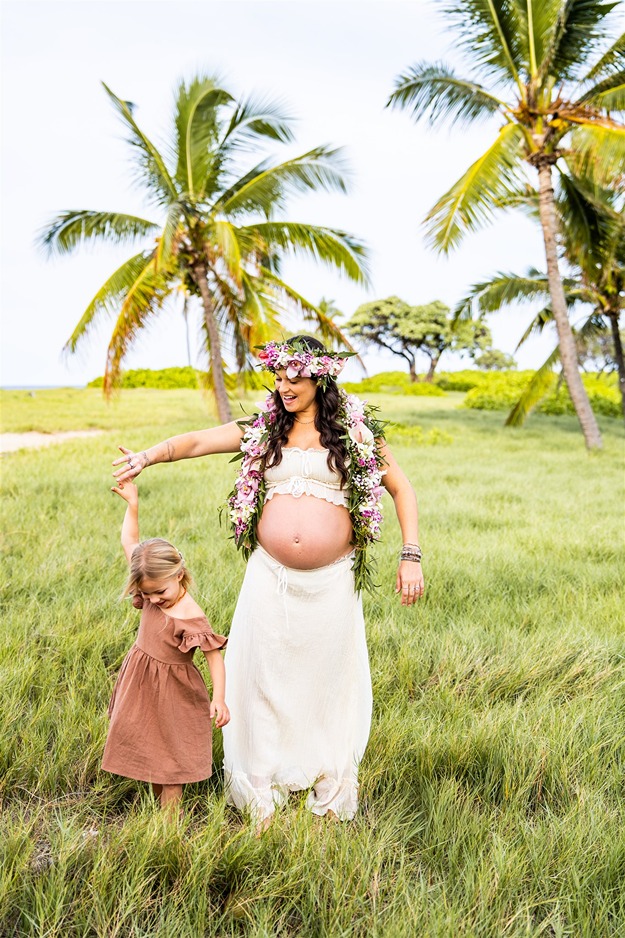 family photography kona photos of a mom with her daughter