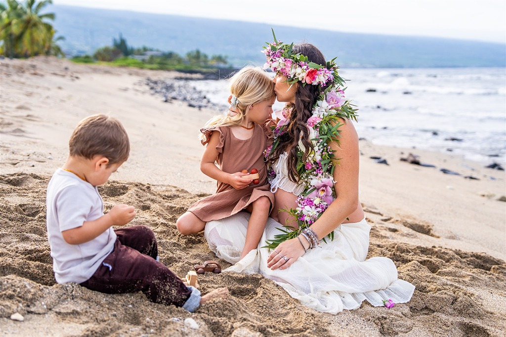 family photography kona families love of a mama with her children