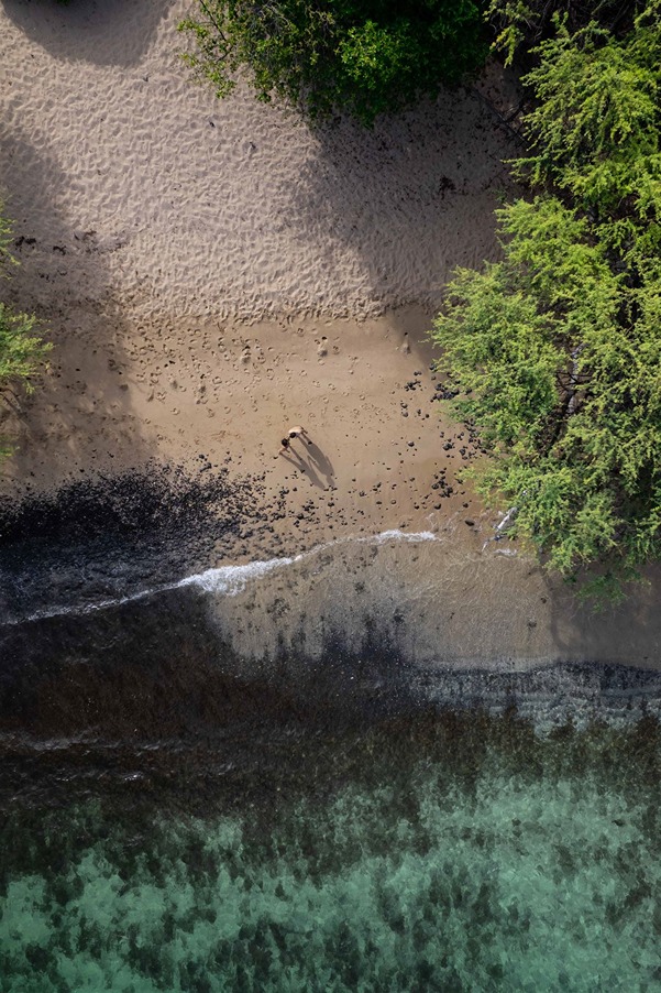 hawaii engagement photos on the beach