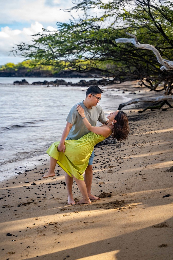 hawaii engagement photos on the beach
