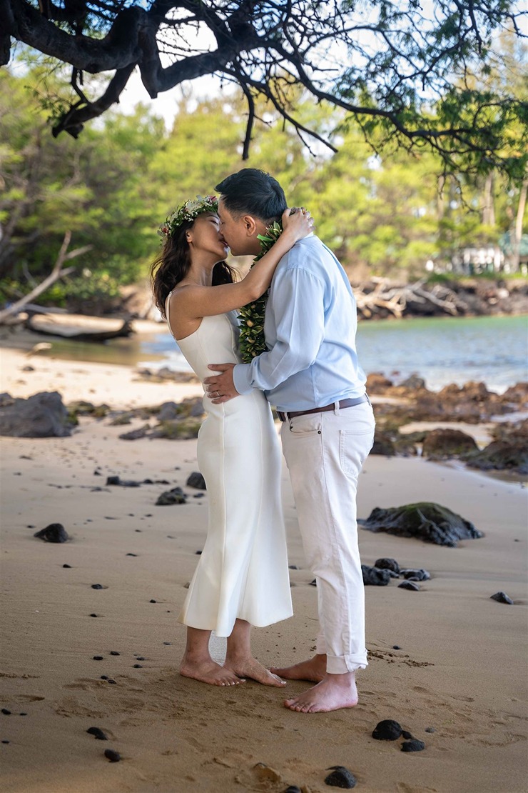 hawaii engagement photos on the beach