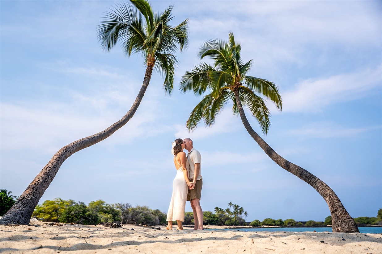 hawaii souvenir photo of a couple kissing