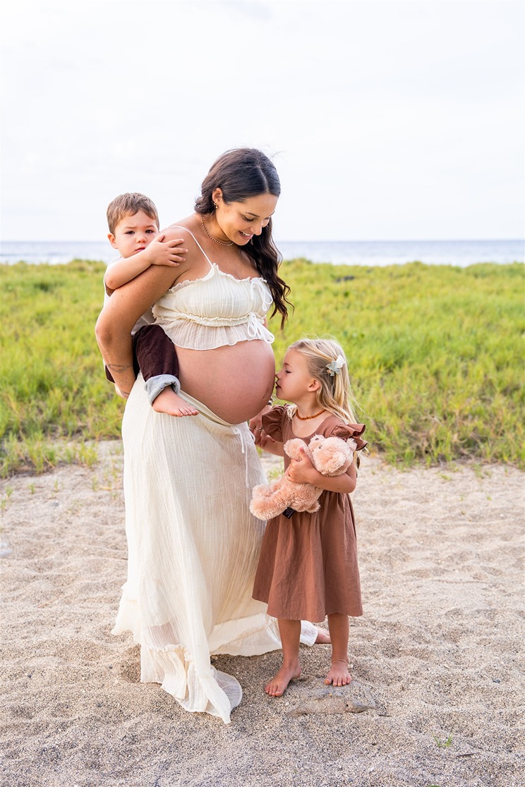 kona hawaii photos of a mom with her babies