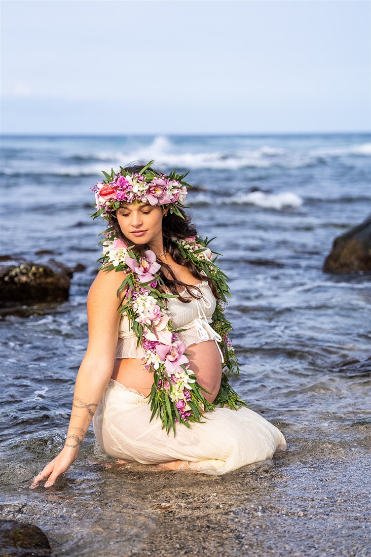 kona photos hawaii of a mama in the water