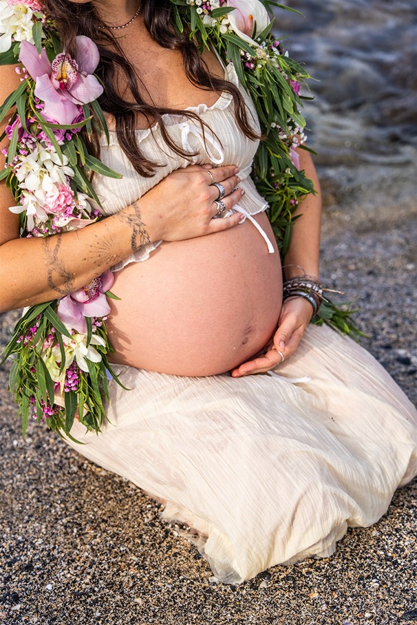 kona photos hawaii of a mama holding her bump