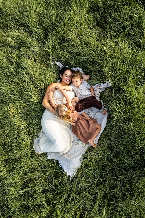 ​hawaii family photo ideas of laying on the grass