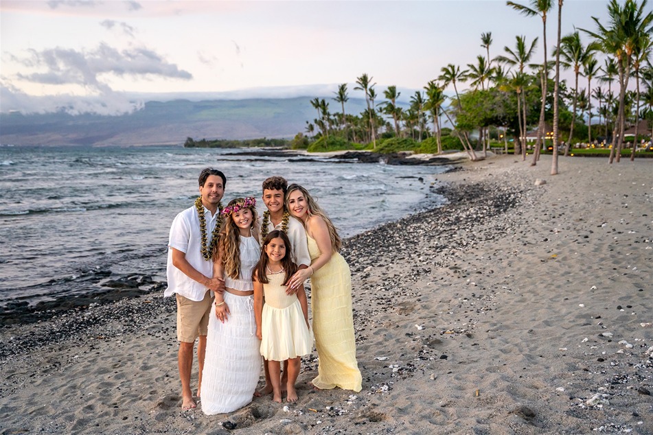 ​hawaiian family photo ideas of the family on the beach