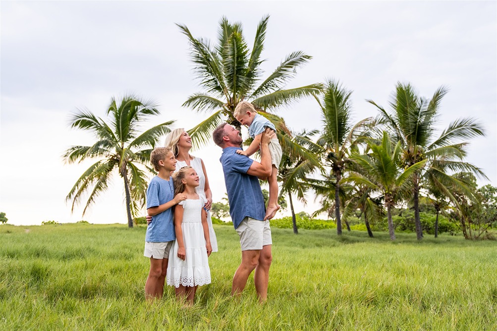 extended family portraits in the grass
