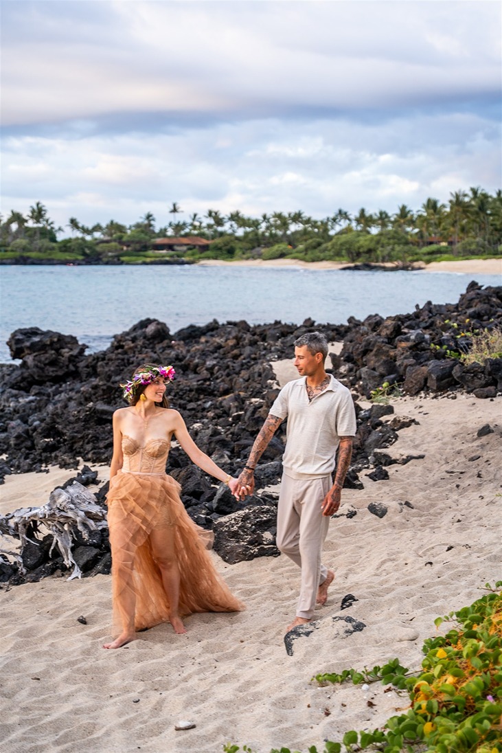 hawaii engagement photos on the beach
