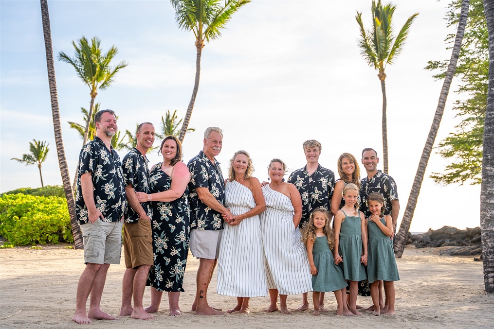 hawaii family photo shoot of the extended family