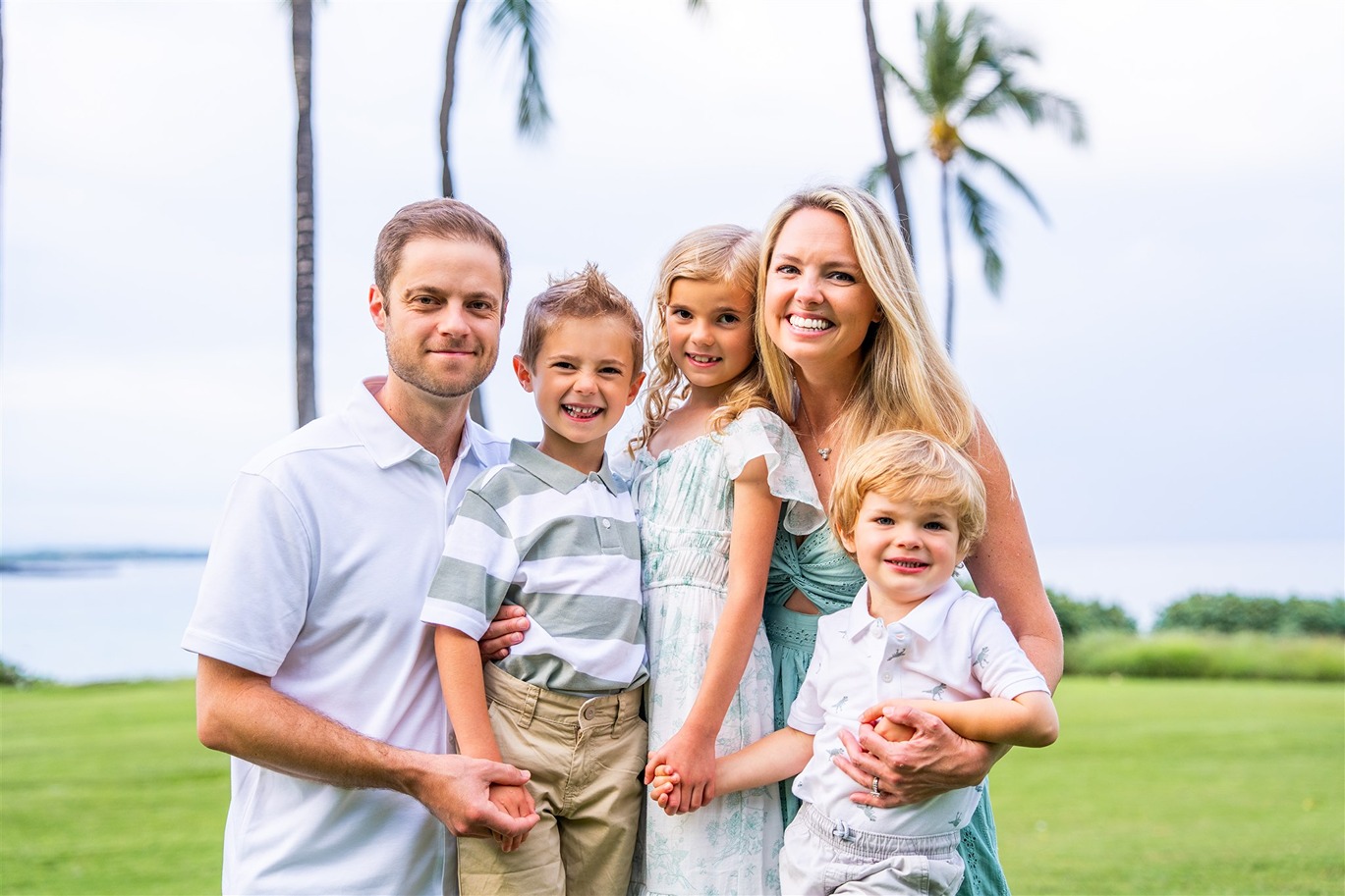 hawaii family photo of the whole family