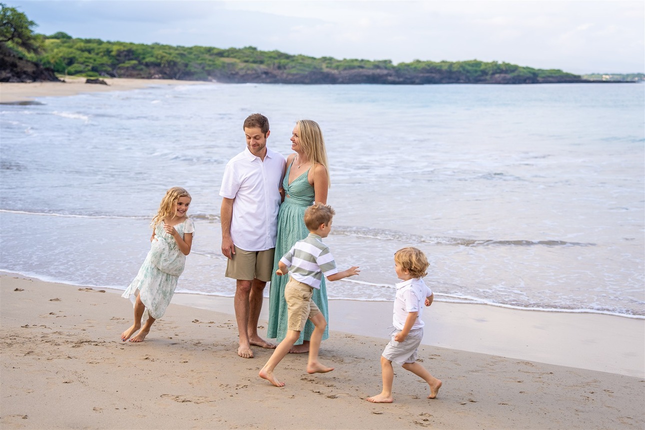 hawaii family photo of the kids running around their parents